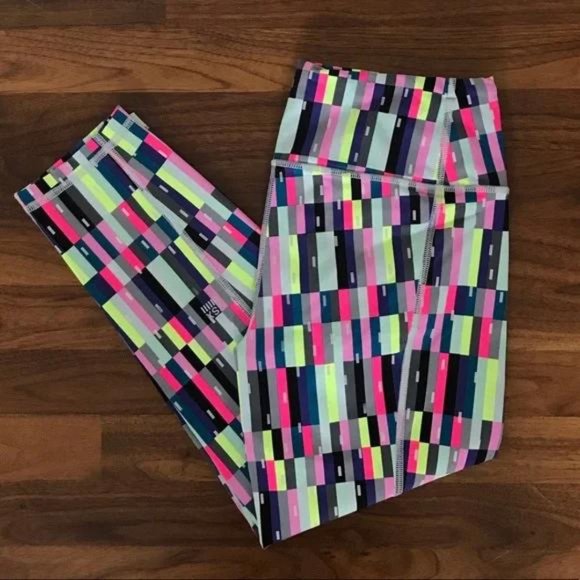 VSX Knockout Capri Leggings - Medium - Picture 3 of 6
